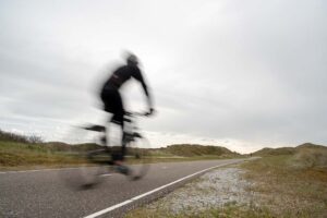 Wielrenner in duinen Katwijk aan Zee, overnachten aan zee